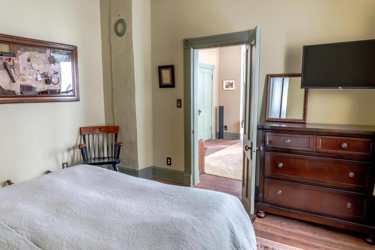 Вилла Mountain View Victorian With Hot Tub! Ледвилл Экстерьер фото